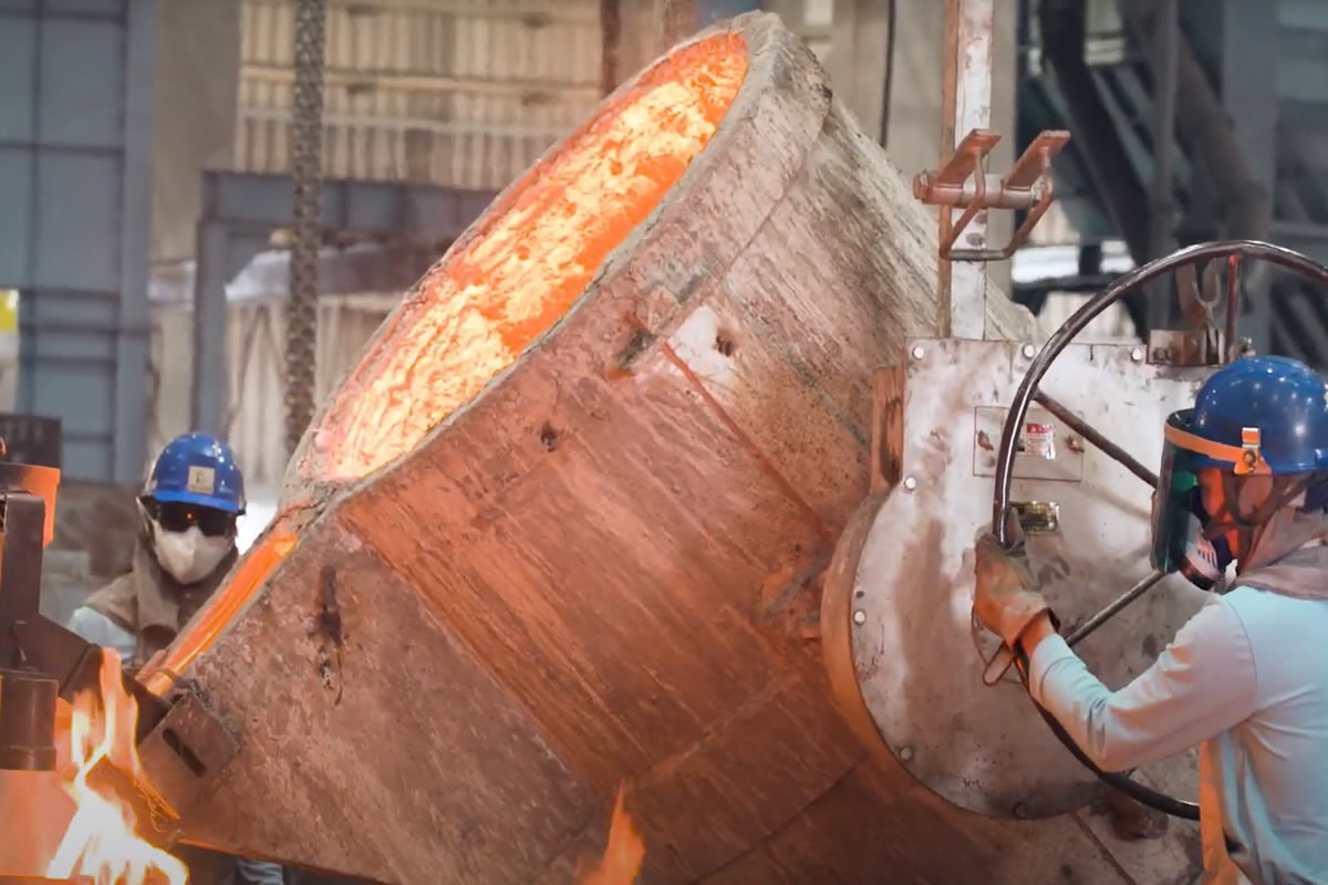 取鍋から溶湯を注ぐ鋳造作業