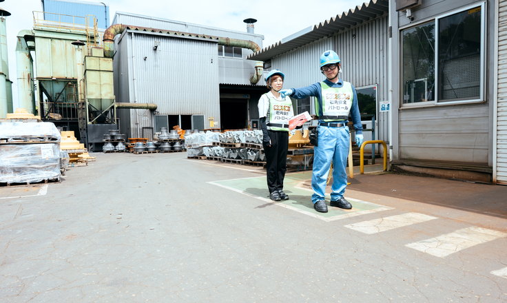 腕章を着けて安全パトロールを行う社員