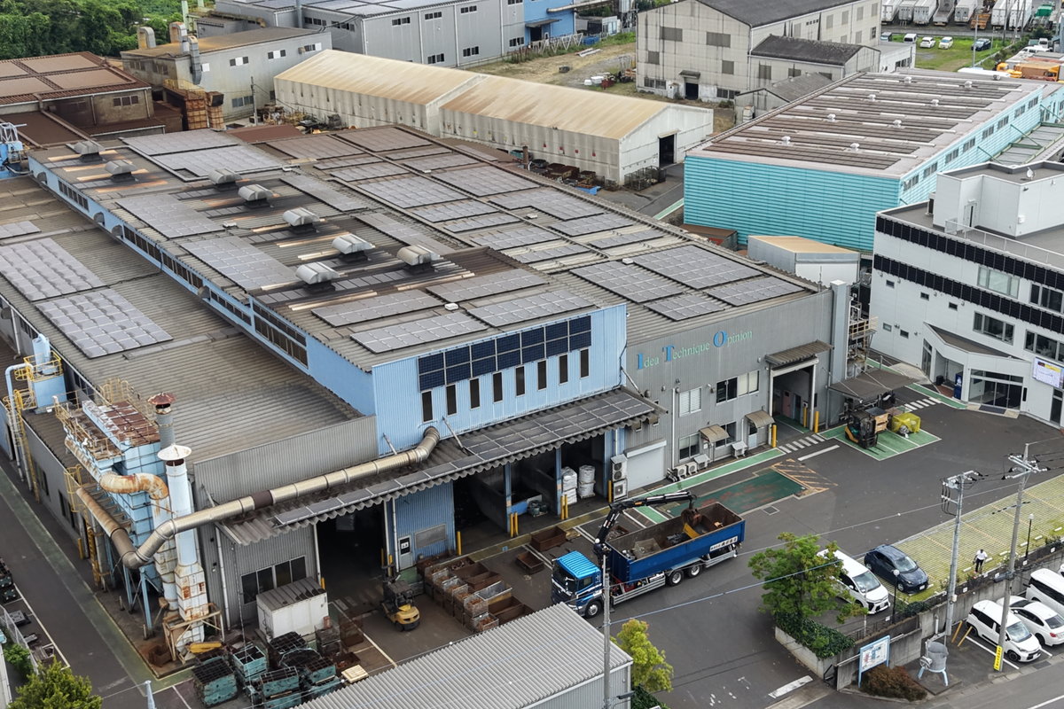 壁面に太陽光パネルを設置した工場の全景