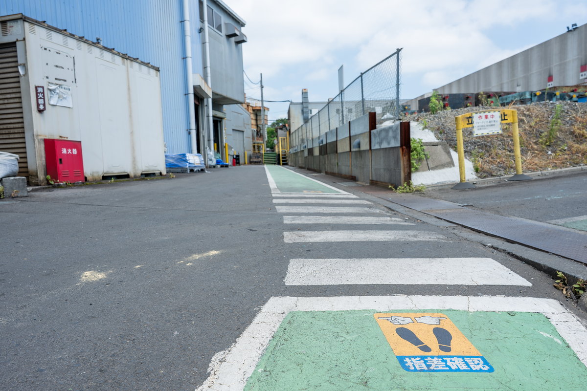 構内に表示された指差確認のサイン