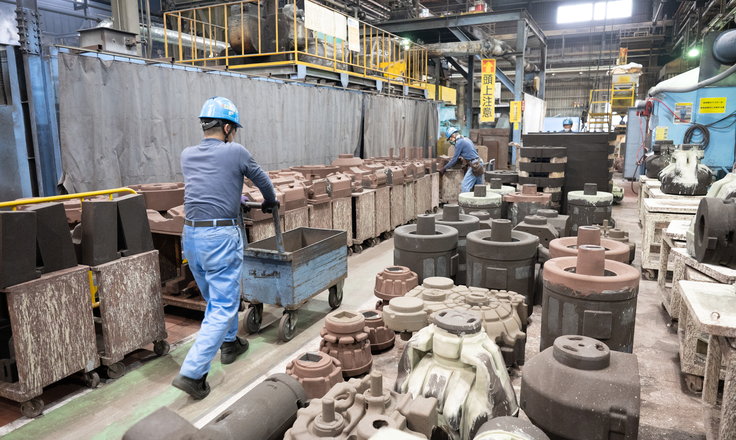 鋳型が並ぶ鋳造工場の生産ライン