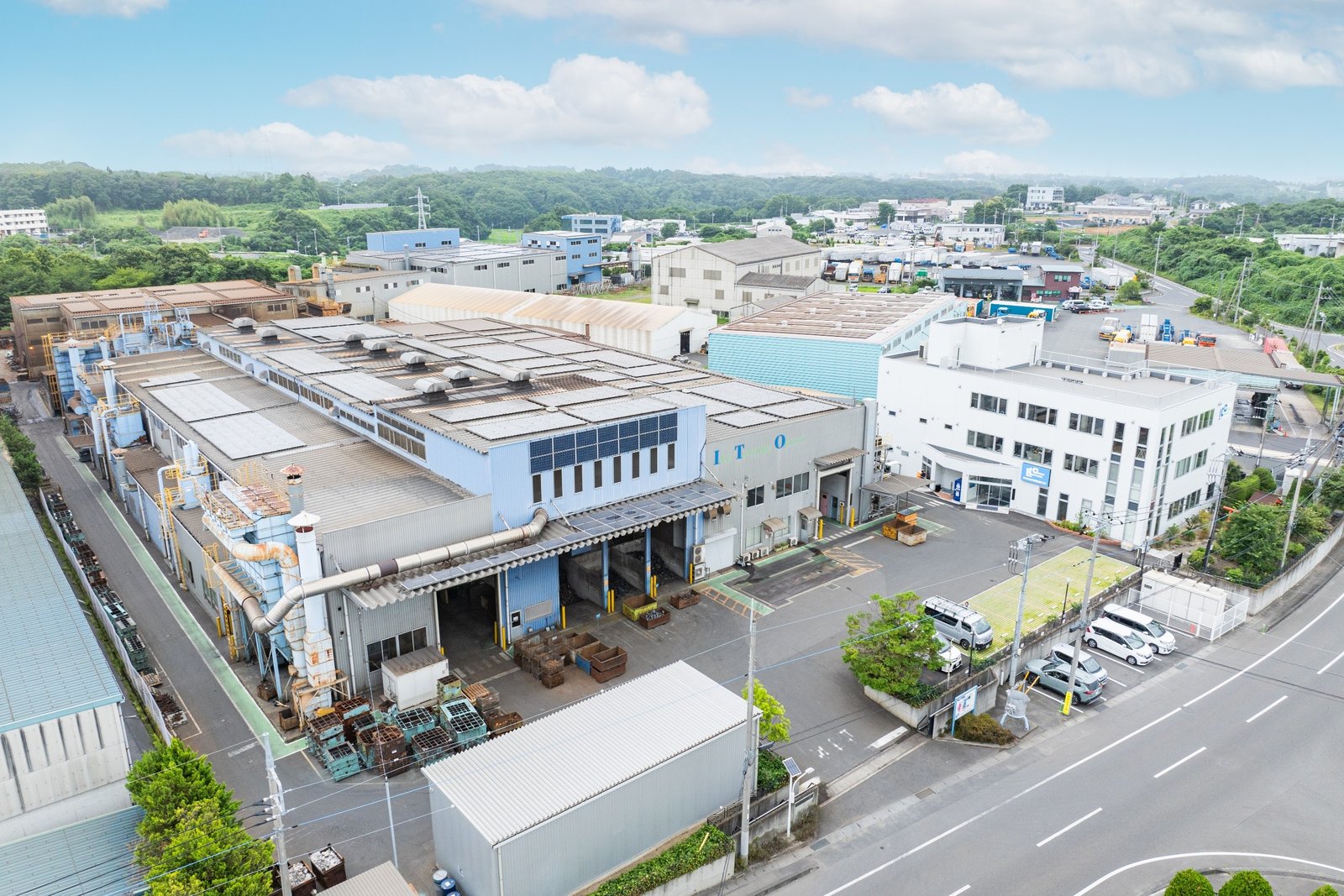 工場屋根の太陽光パネル