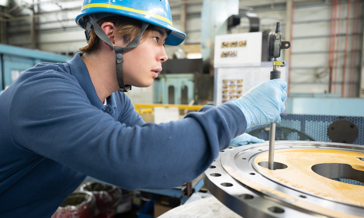 加工した製品を計測する検査担当者