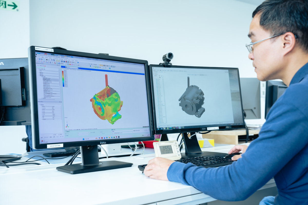 鋳造シミュレーションと3D CADで方案を検討する設計担当者