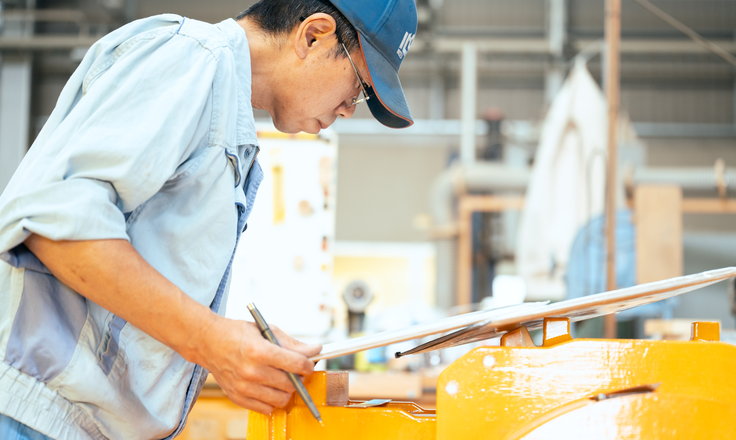木型に寸法を写し取る模型製作の作業