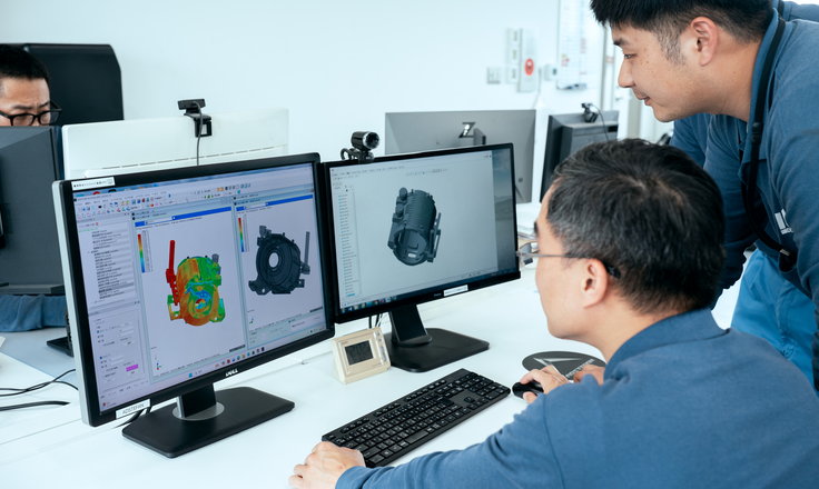 3次元CADと鋳造シミュレーションの解析画面を確認する技術者